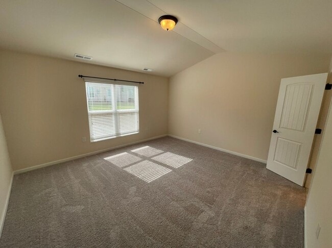 Building Photo - Like new 3 Bedroom townhouse with 2 car garage