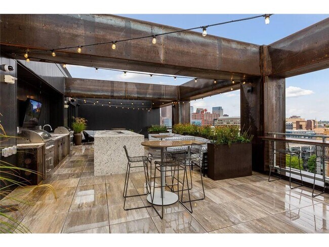 Building Photo - 728 3rd Sta