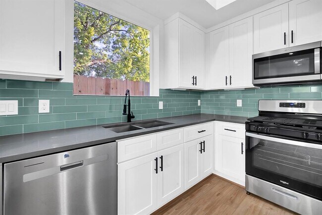 Building Photo - 7825 Colonial Ln