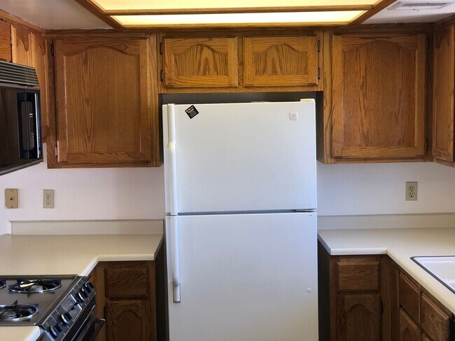 Building Photo - 2 BR Condo in gated community with many ut...