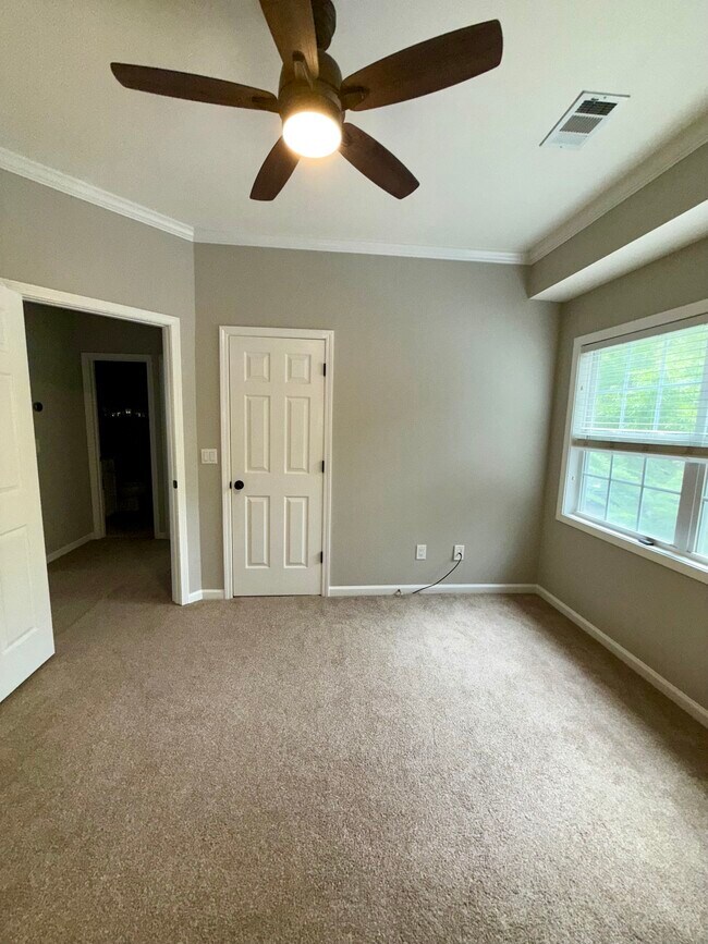 Building Photo - 2 Hall Manor
