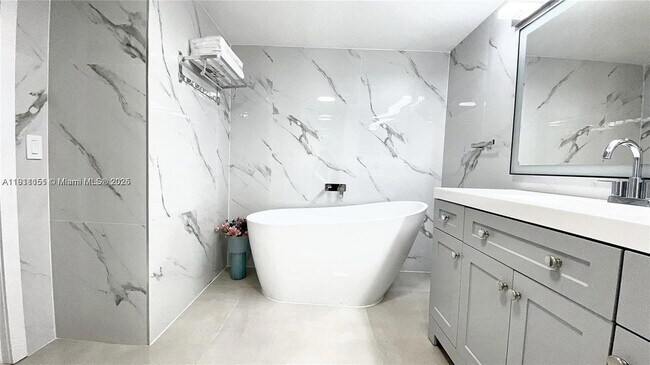 Building Photo - 1717 N Bayshore Dr