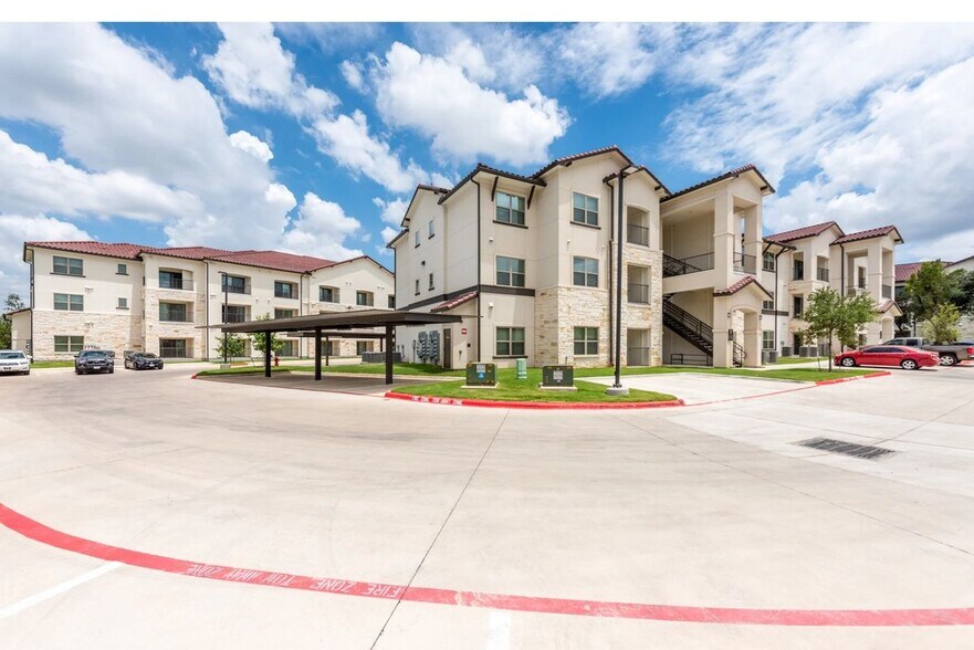 Building Photo - 9225 N Lake Creek Pkwy