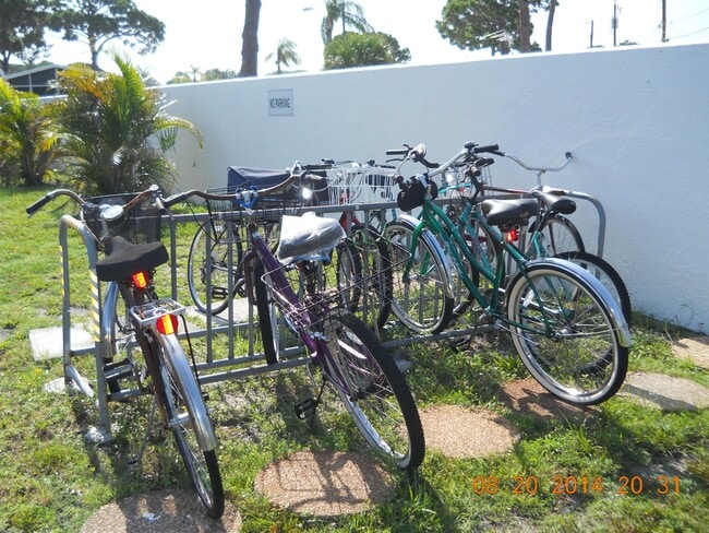 Building Photo - 708 S Tamiami Trail