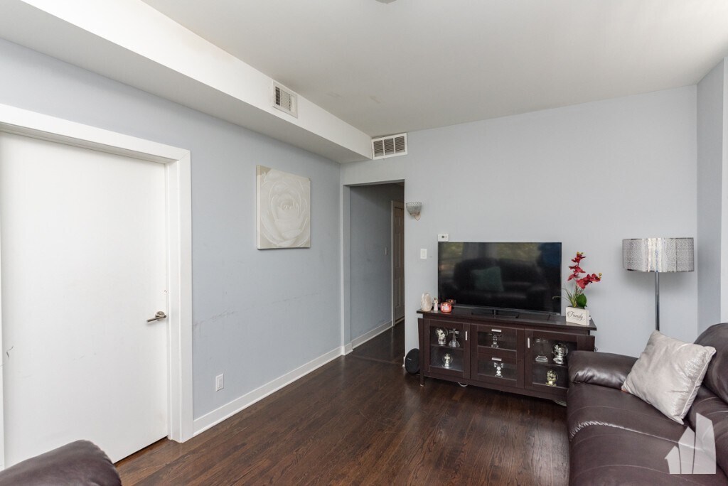 Building Photo - 1431 N Springfield Ave