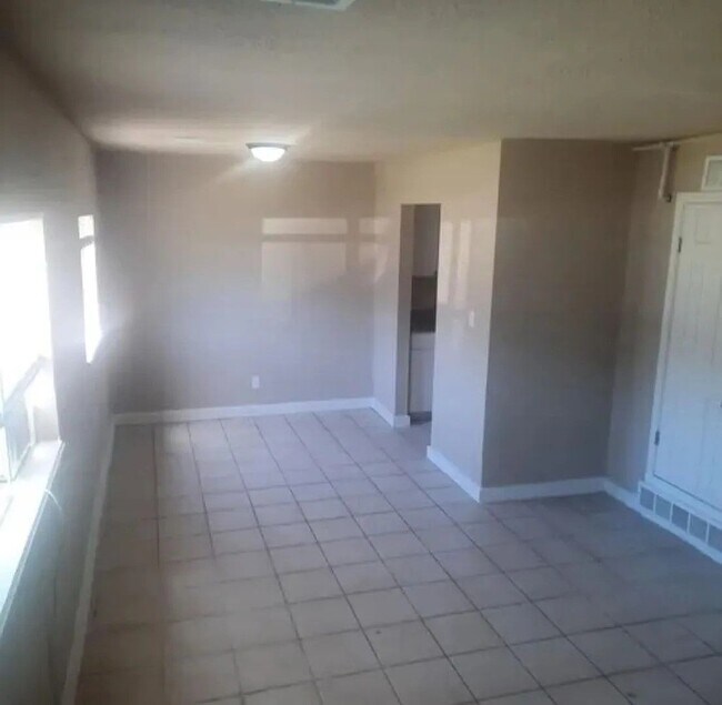 Building Photo - 1750 N Minneapolis St