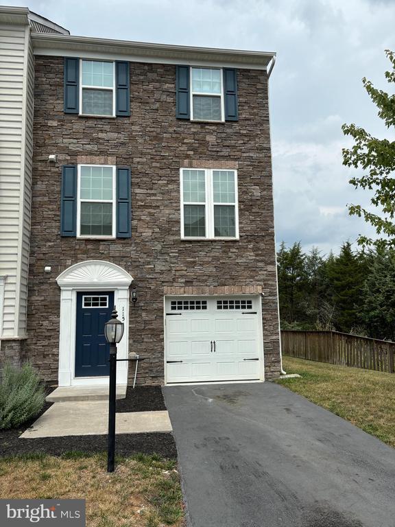 Building Photo - 115 Chamomile Ct