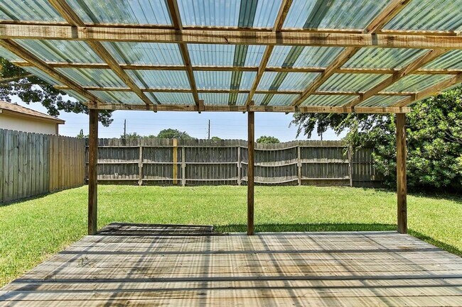 Building Photo - 2007 Highland Hills Dr