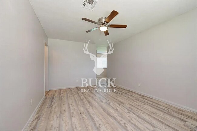 Building Photo - 705 N Dillon Ave