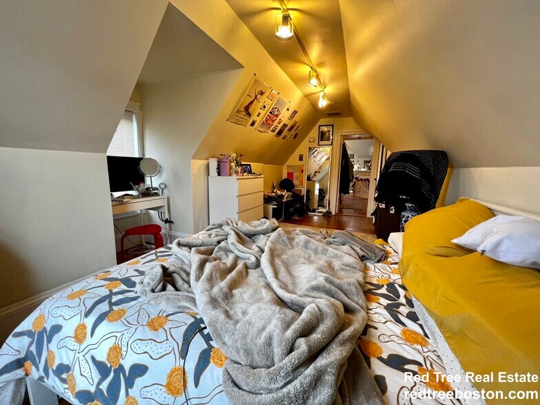 Building Photo - 1678 Beacon St