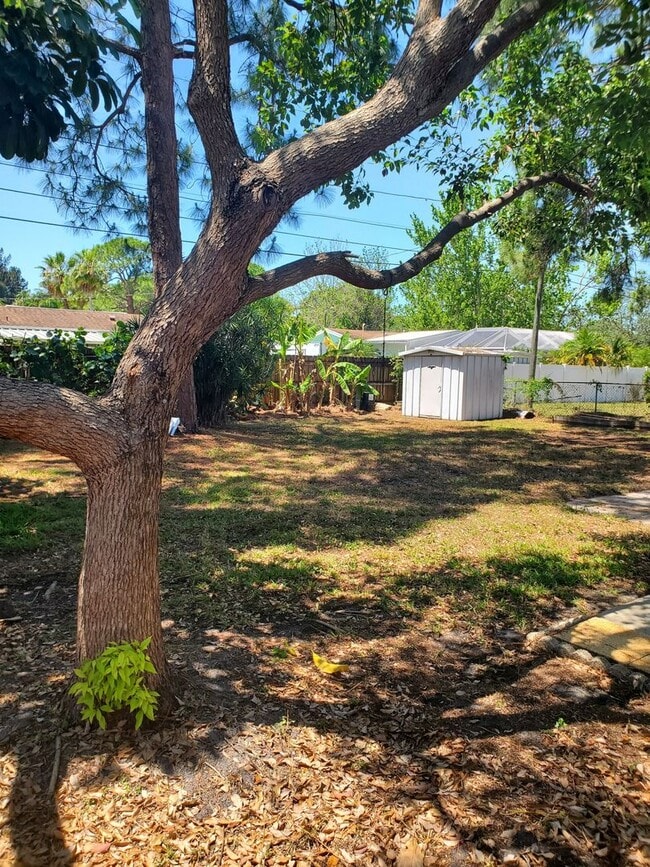 Building Photo - QUIET AND WELL MAINTAINED NEIGHBORHOOD