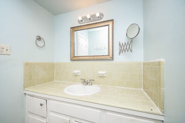 Building Photo - 11602 Dover St