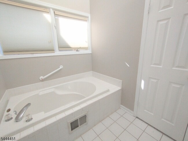 Building Photo - 55 Clarken Dr