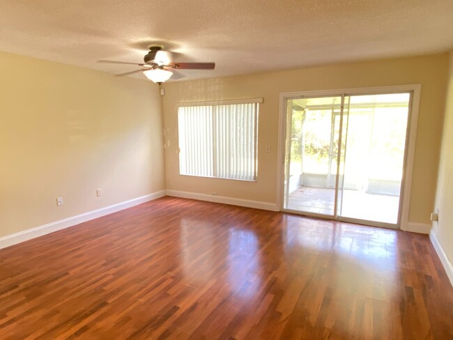 Building Photo - Adorable 3 bedroom / 2.5 bath town home wi...