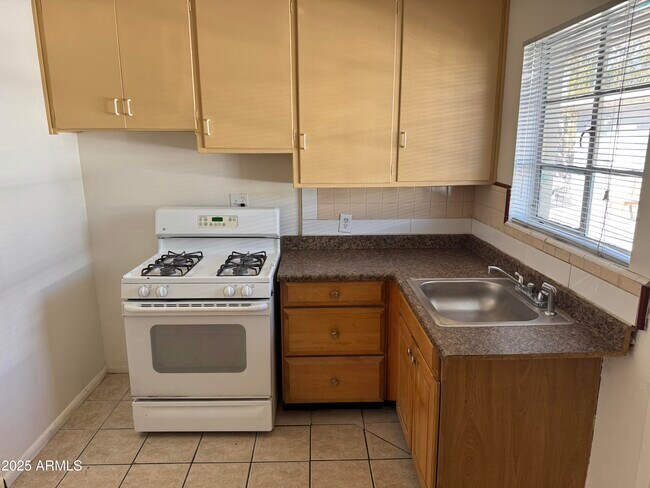 Primary Photo - 1411 W Clarendon Ave