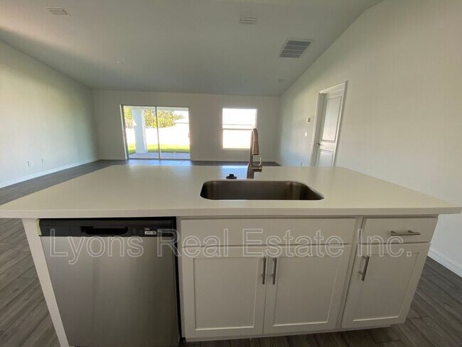 Building Photo - 2744 NE 5th Pl