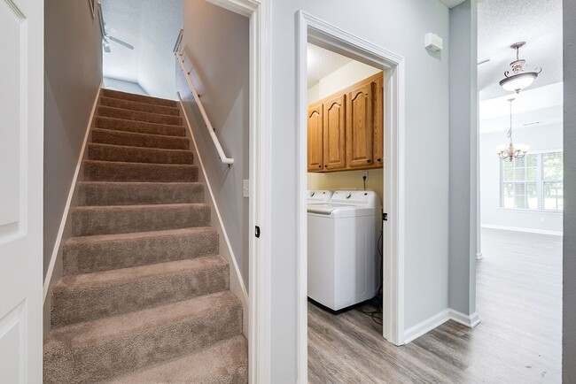 Building Photo - Spacious 3 Bed, 2 Bath Home with Large Bon...