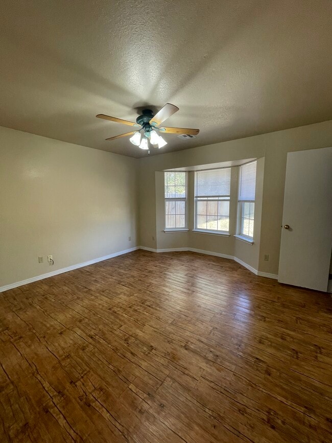 Building Photo - 9395 Sprucewood
