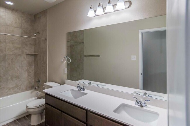 Building Photo - 204 Rollingwood Dr