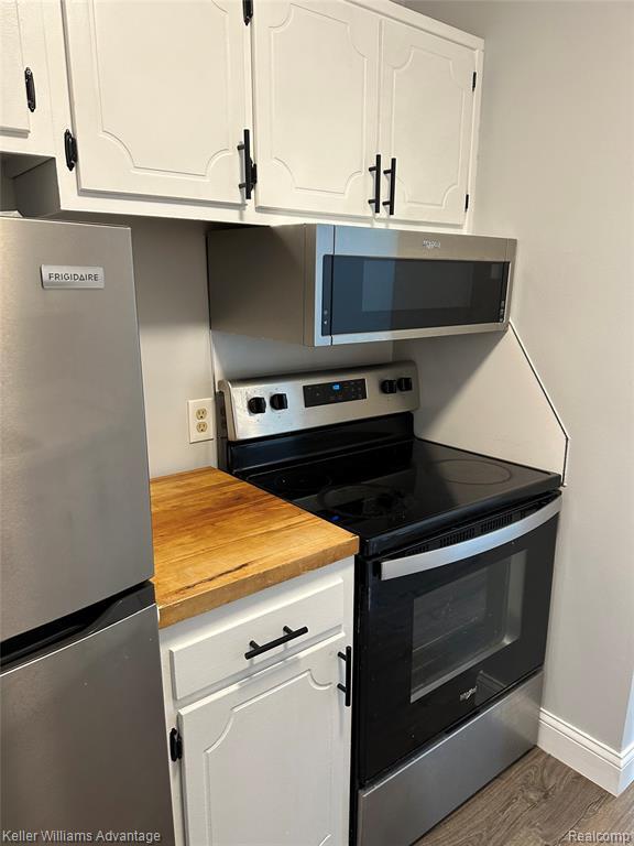 Building Photo - 653 E Fox Hills Dr