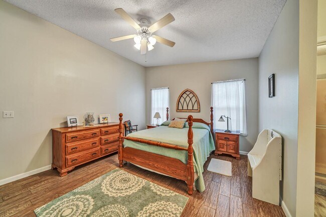Building Photo - Updated 3 Bedroom in Central Location!