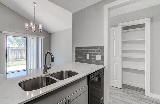 Building Photo - 1603 Dale Cove