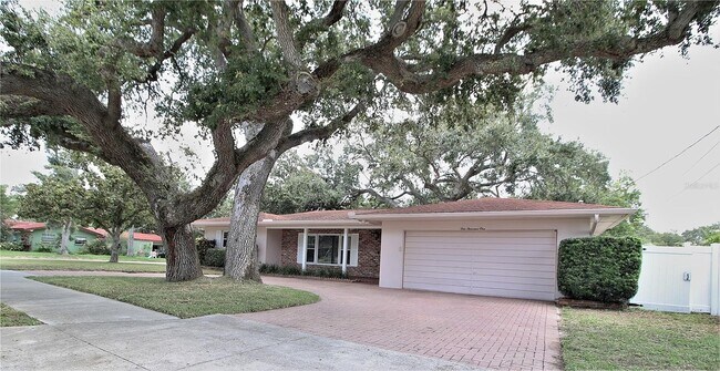 Building Photo - 1001 Brookside Dr