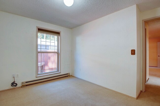 Building Photo - 3 Bed 2 Bath Home