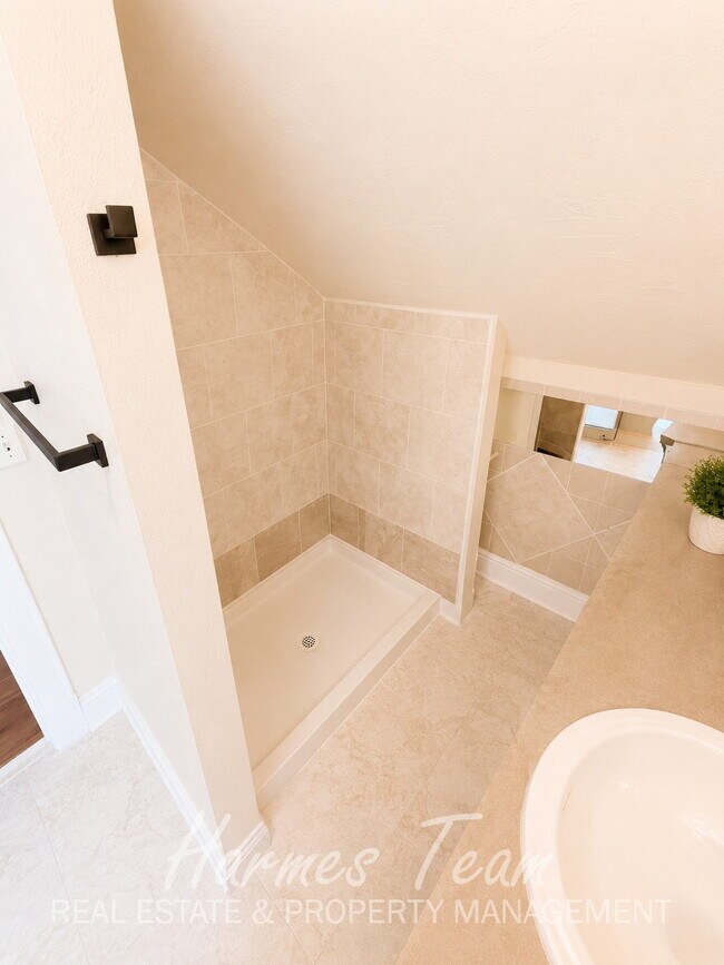 Building Photo - Upper-Level One-of-a-Kind 2 Bedroom 1 Bathroom Apartment
