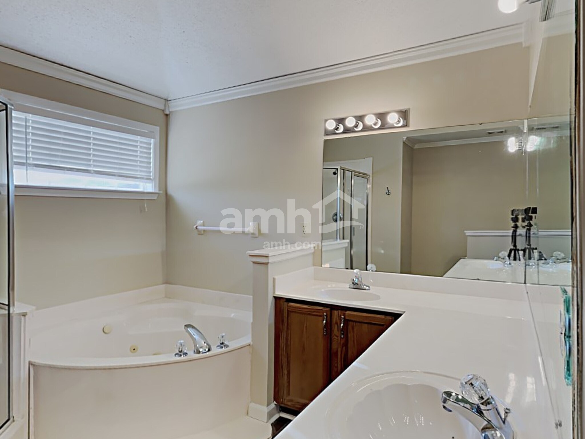 Building Photo - 10067 Woodland Grove Dr