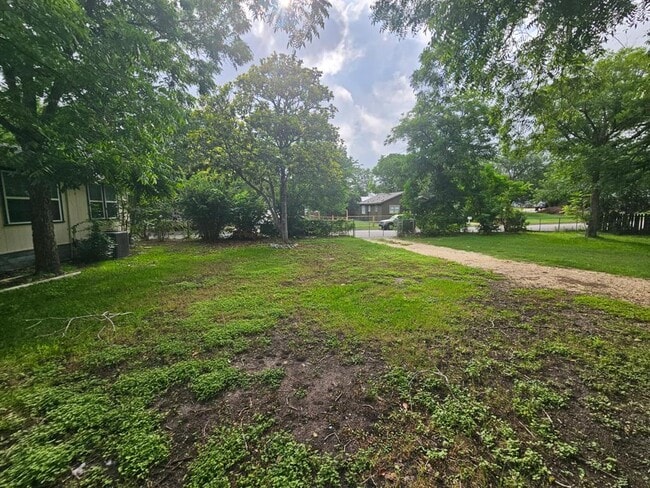 Building Photo - 907 Neches St