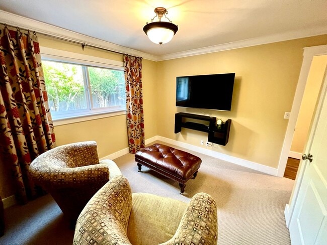 Building Photo - Available NOW! Single Family Unit in Pacif...