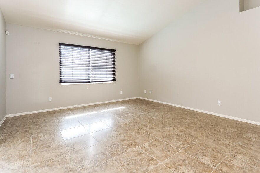 Building Photo - 1414 NE Van Loon Ln