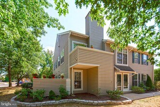 Building Photo - 12 Meadow Ln