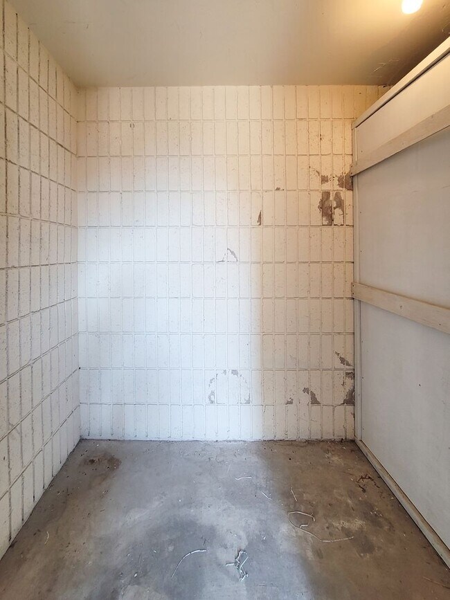 Building Photo - 1023