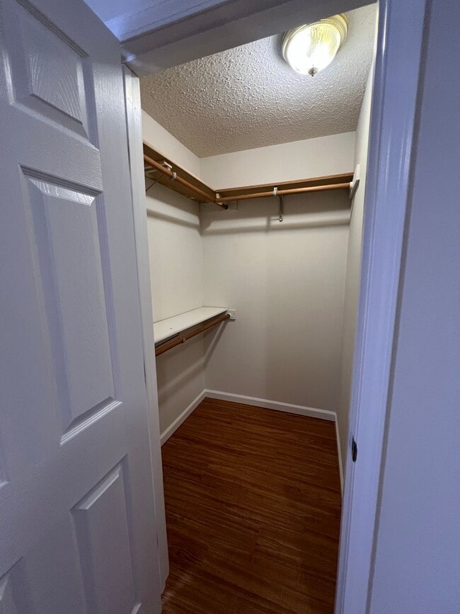 Building Photo - 4 bed 1.5 bath home close to I-44