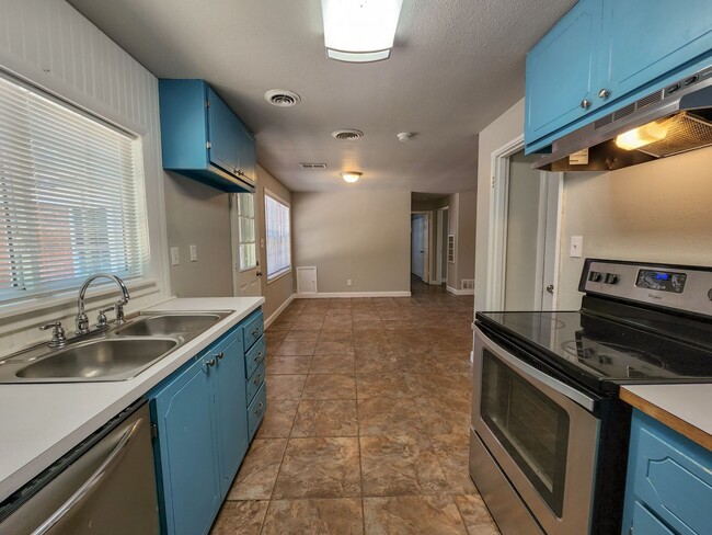 Building Photo - 3 Bedroom 2 Bath brick home in Shawnee