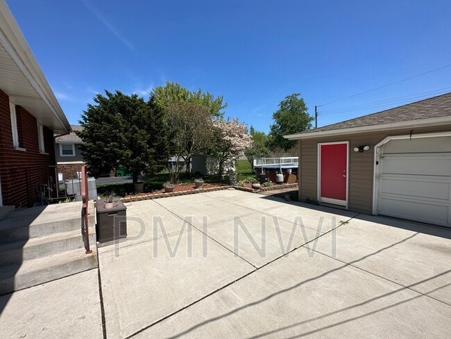 Building Photo - 7959 Beech Ave