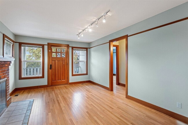 Building Photo - Charming Updated Home on Corner Lot with Finished Basement in Ballard