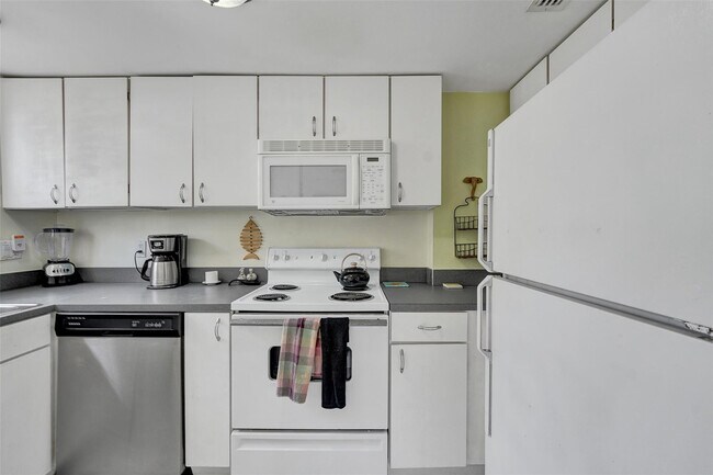 Building Photo - 341 N Birch Rd