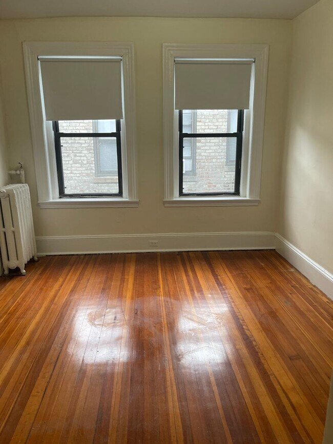 Building Photo - Available now or Dec, Jan MASSIVE TOP FLOOR 1 bed in Pacakrds Corner   EASY EASY CHOICE!