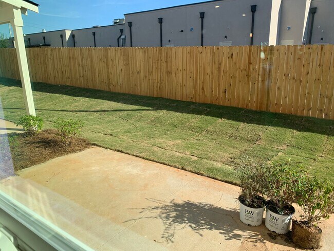 Building Photo - SUBLEASE AVAILABLE JANUARY 2026-JUNE 2026 WITH OPTION TO RENEW