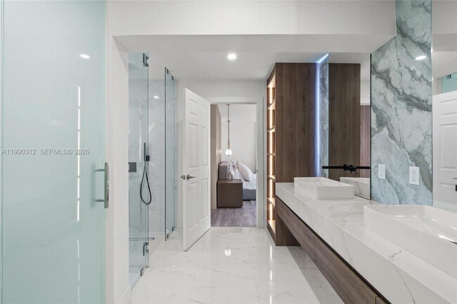 Building Photo - 116 W 1st Ct