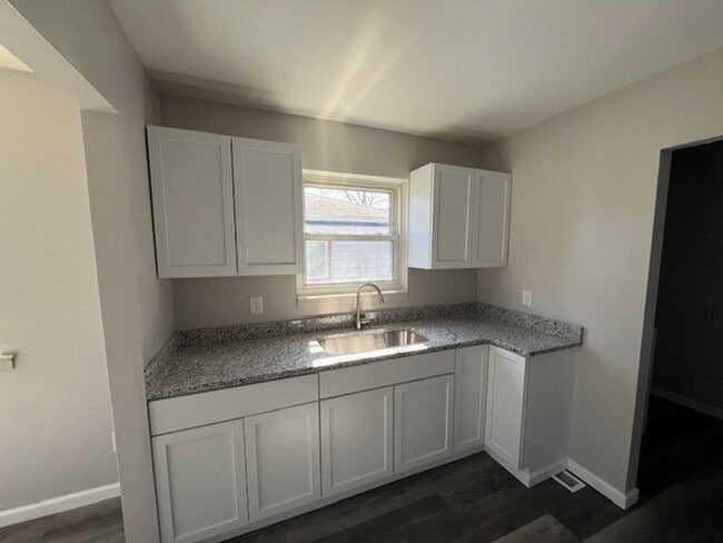 Building Photo - 67 Brooks St