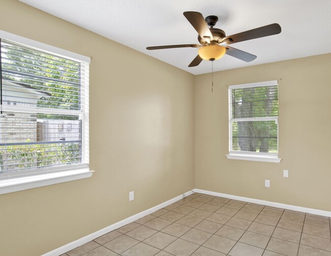 Building Photo - 4 Bed Home Close to NAS Pensacola