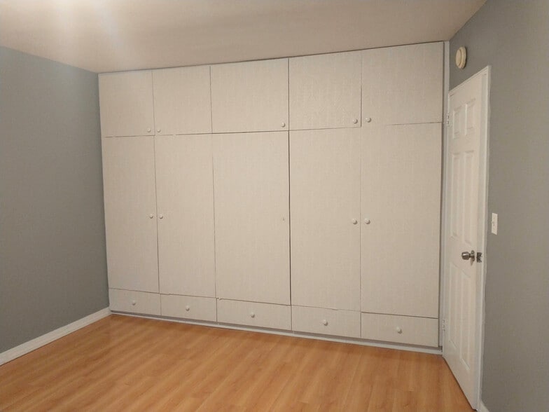 wall-to-wall closet in primary bedroom - 31 Towers St
