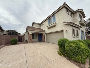 Building Photo - 1011 E Redwood Dr