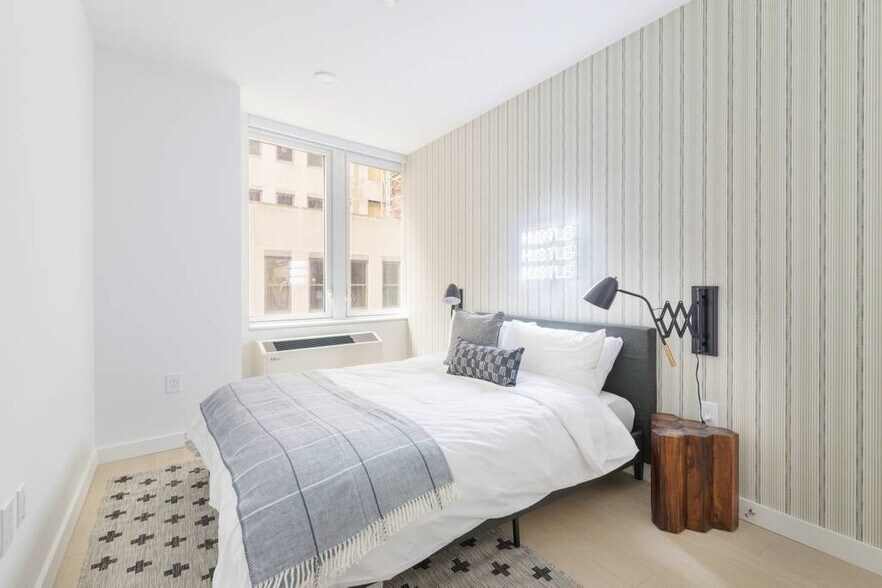 Building Photo - 180 John St