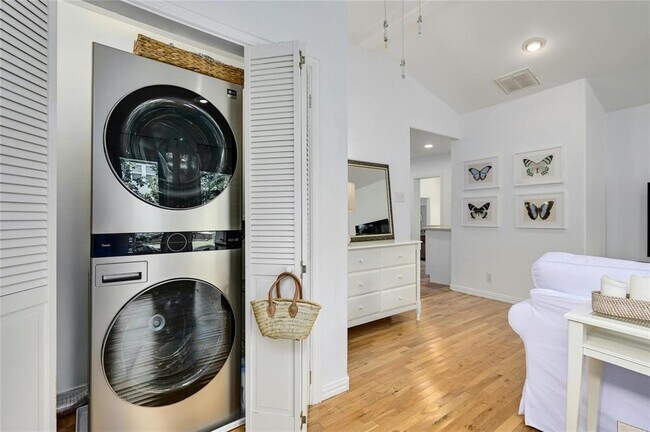 Building Photo - 406 W 55th St