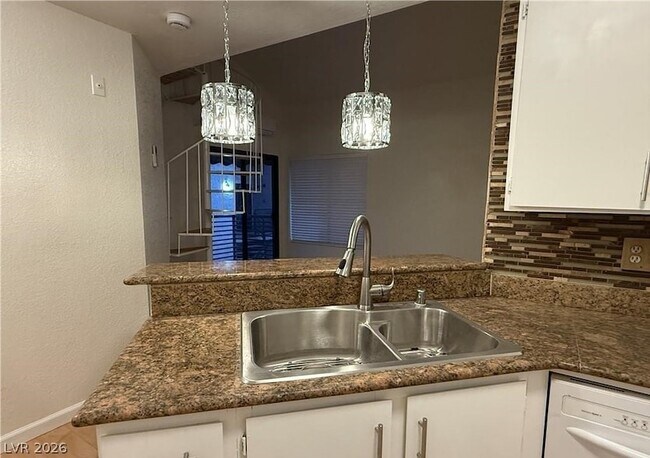 Building Photo - 460 Elm Dr